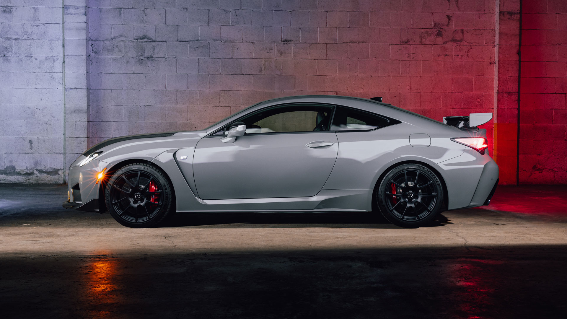 RC 300 F SPORT shown in Incognito