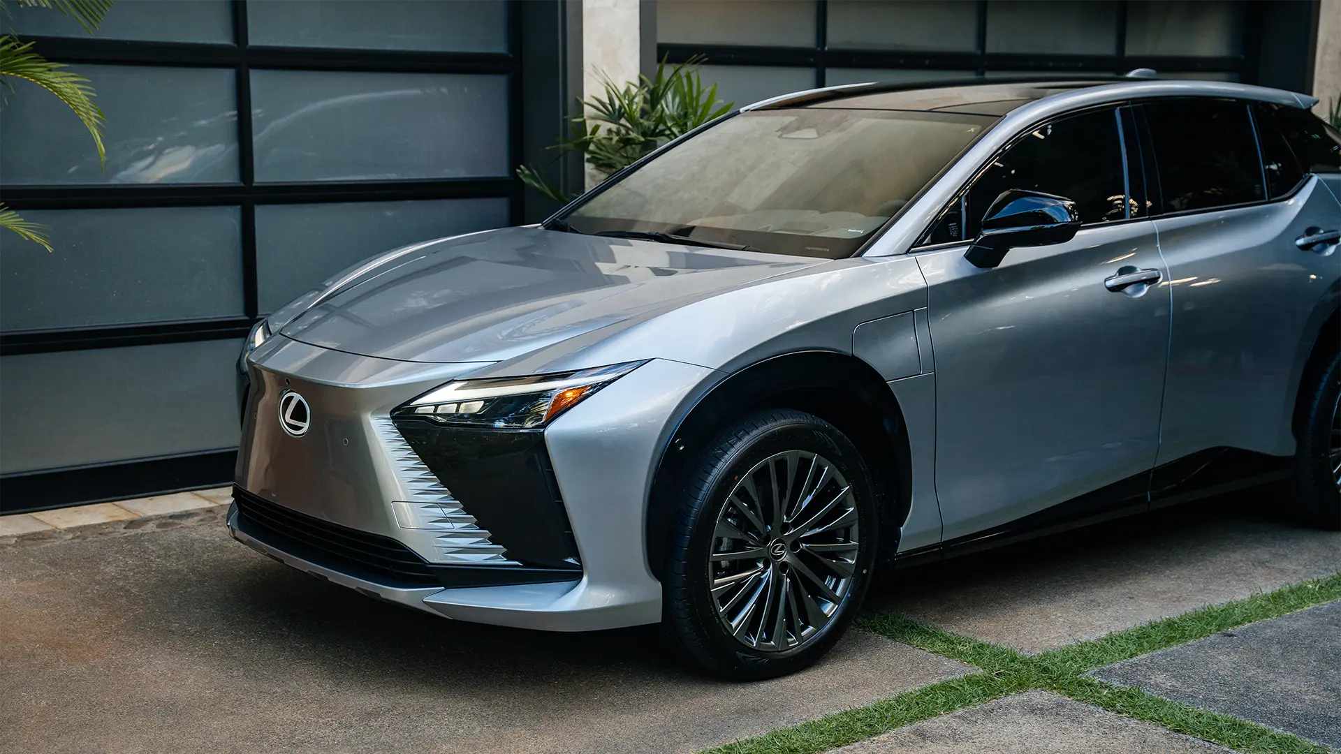 2025 RZ 450e Luxury shown in Iridium